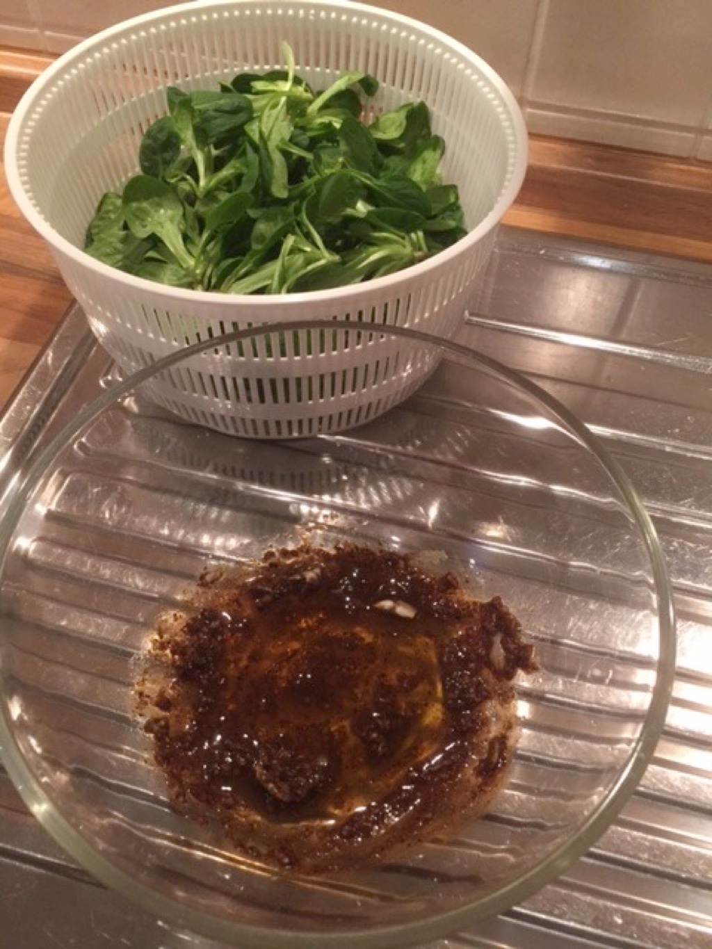 Feldsalat mit Hühnerleber in Balsamico