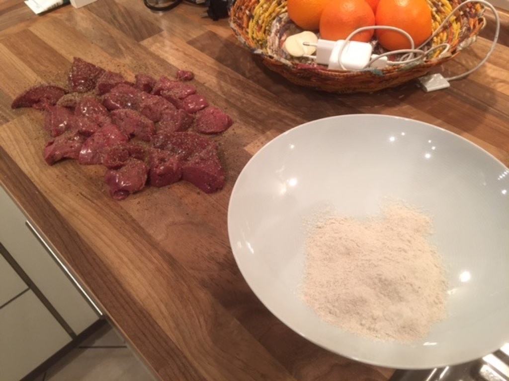 Feldsalat mit Hühnerleber in Balsamico