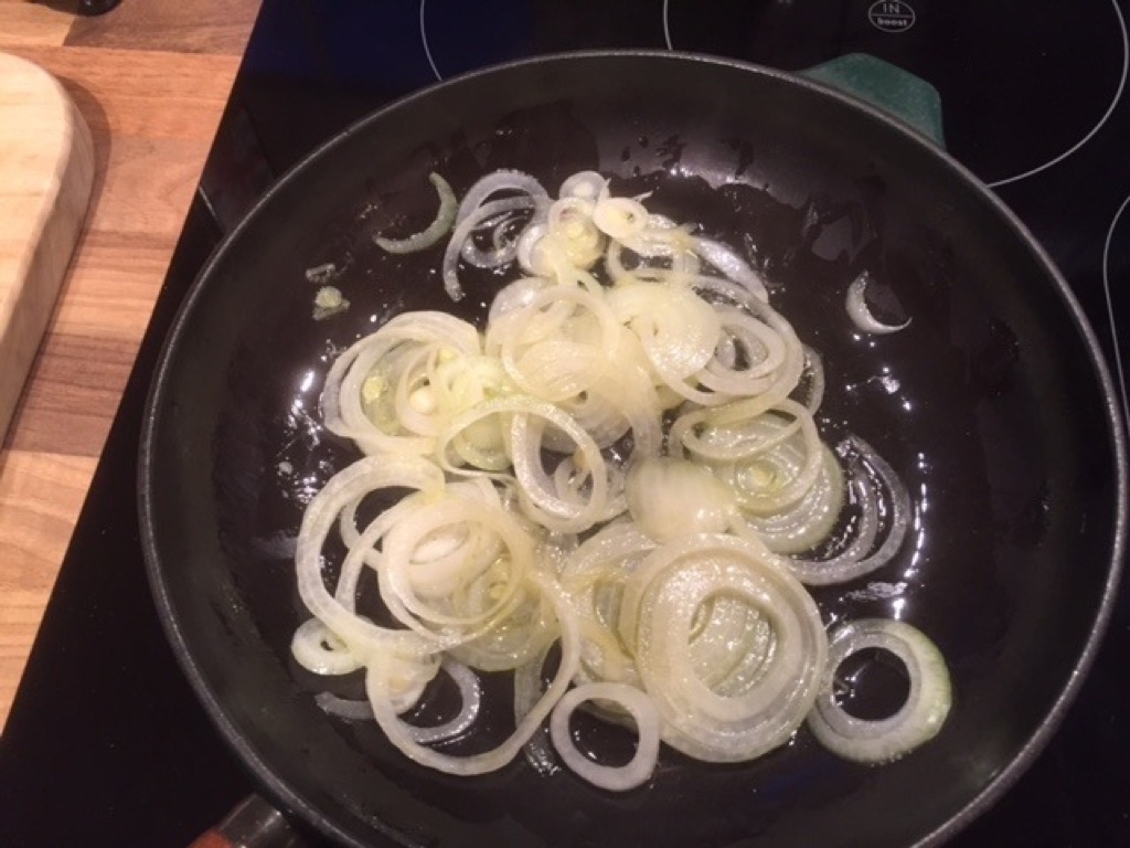 Feldsalat mit Hühnerleber in Balsamico