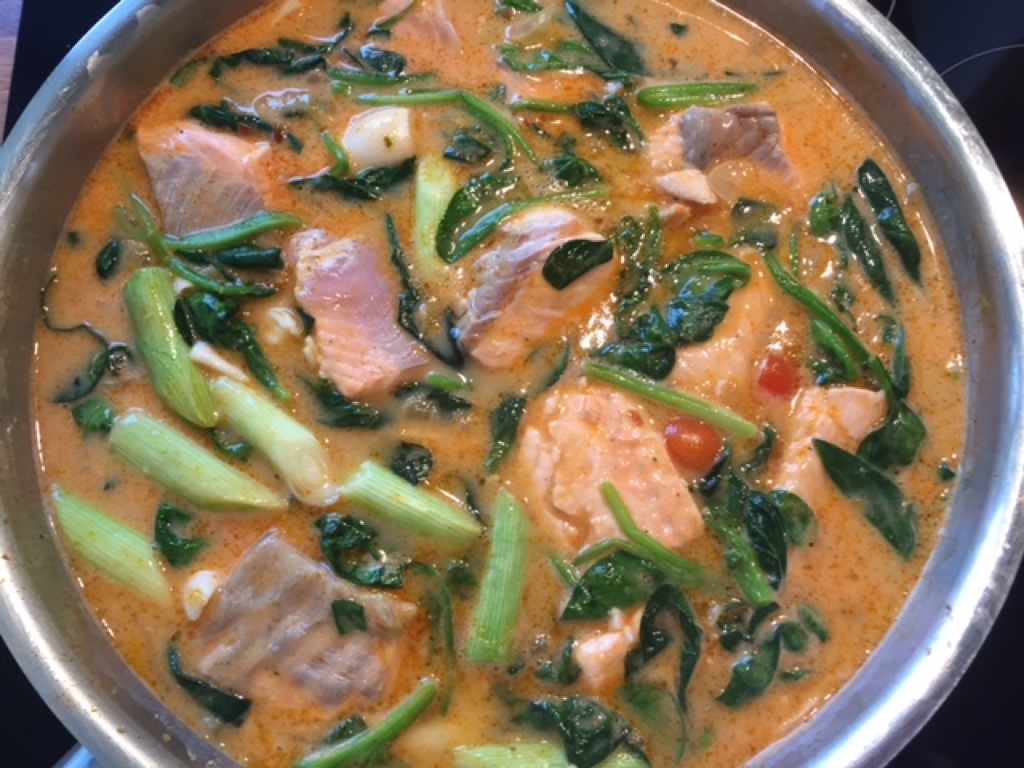 Linguine with salmon and spinach